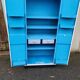 Ancienne armoire en métal industriel de couleur blanc et bleu