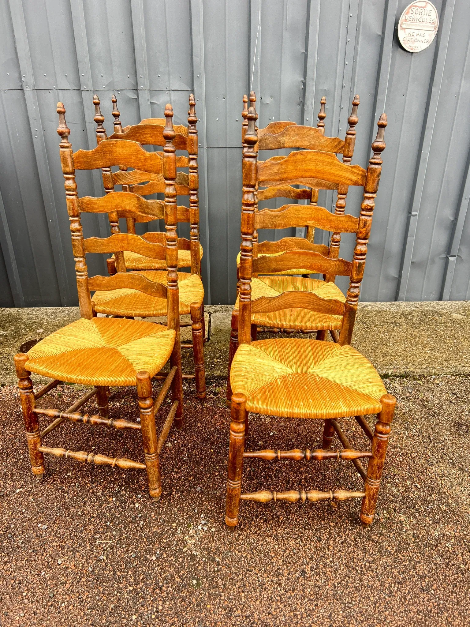 Série de six  chaises rustiques paillées