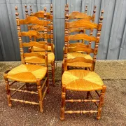 Série de six  chaises rustiques paillées