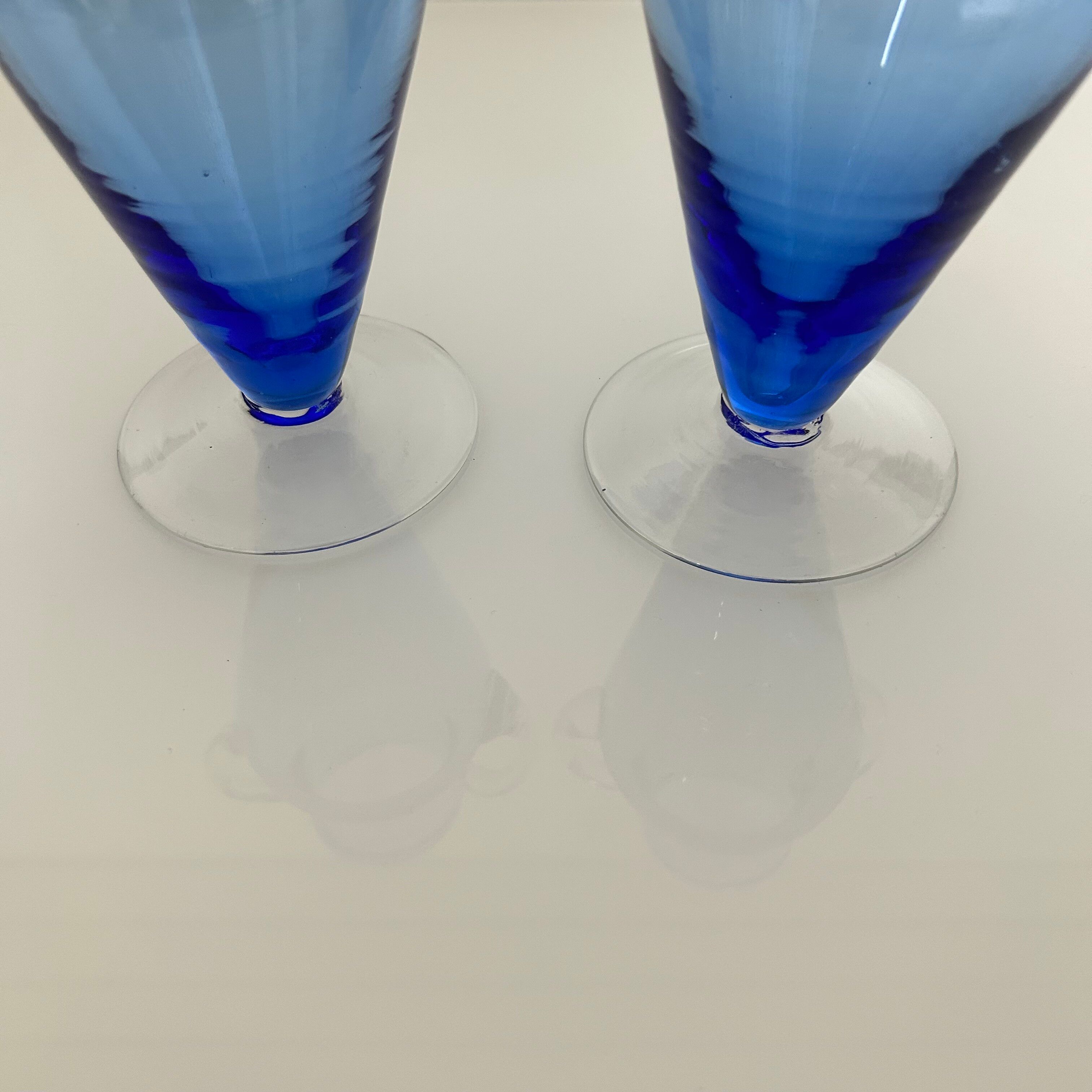 Paire de vases en verre bleu glacier