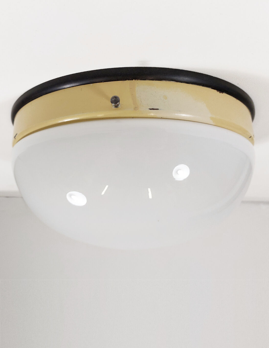 Plafonnier Bauhaus avec verre opalin et bakélite