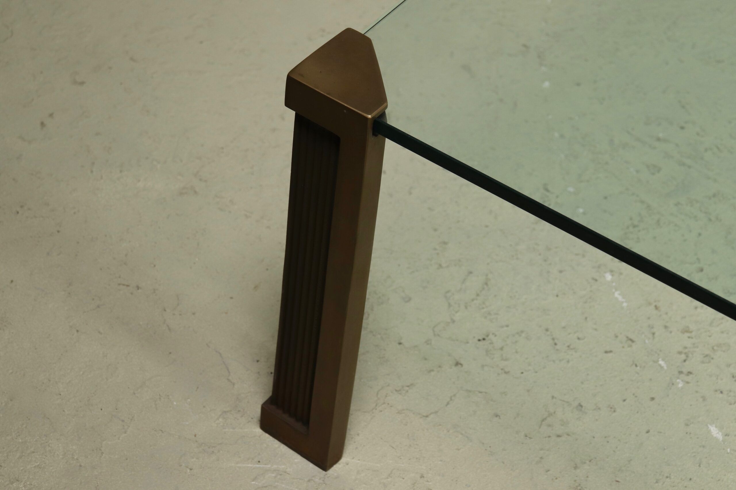 Grande table basse monumentale modèle T14 par Peter Ghyczy années 1970