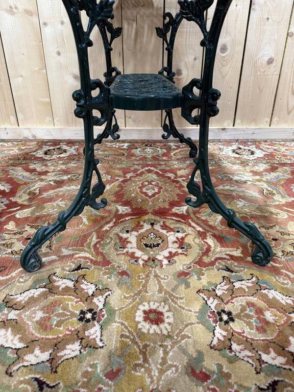 Table de jardin en fer peint style Art Nouveau