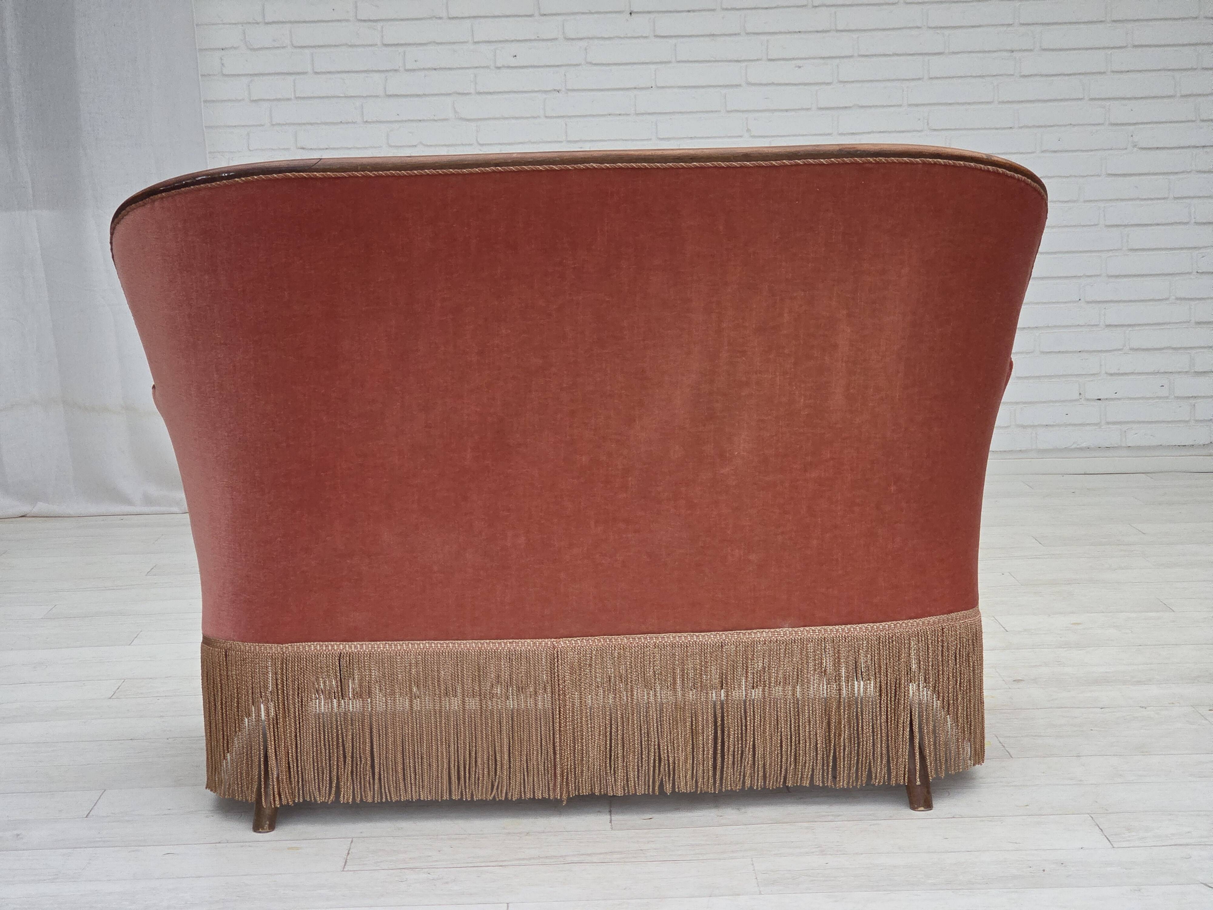 Canapé danois 2 places des années 1930, velours d'ameublement rose saumon, bois de frêne.