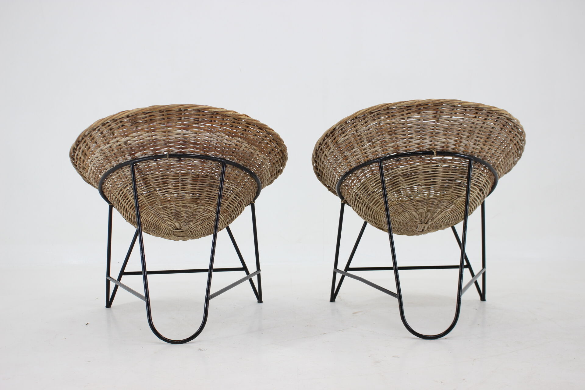 1960s pair of rattan woven basket chair with hairpin legs