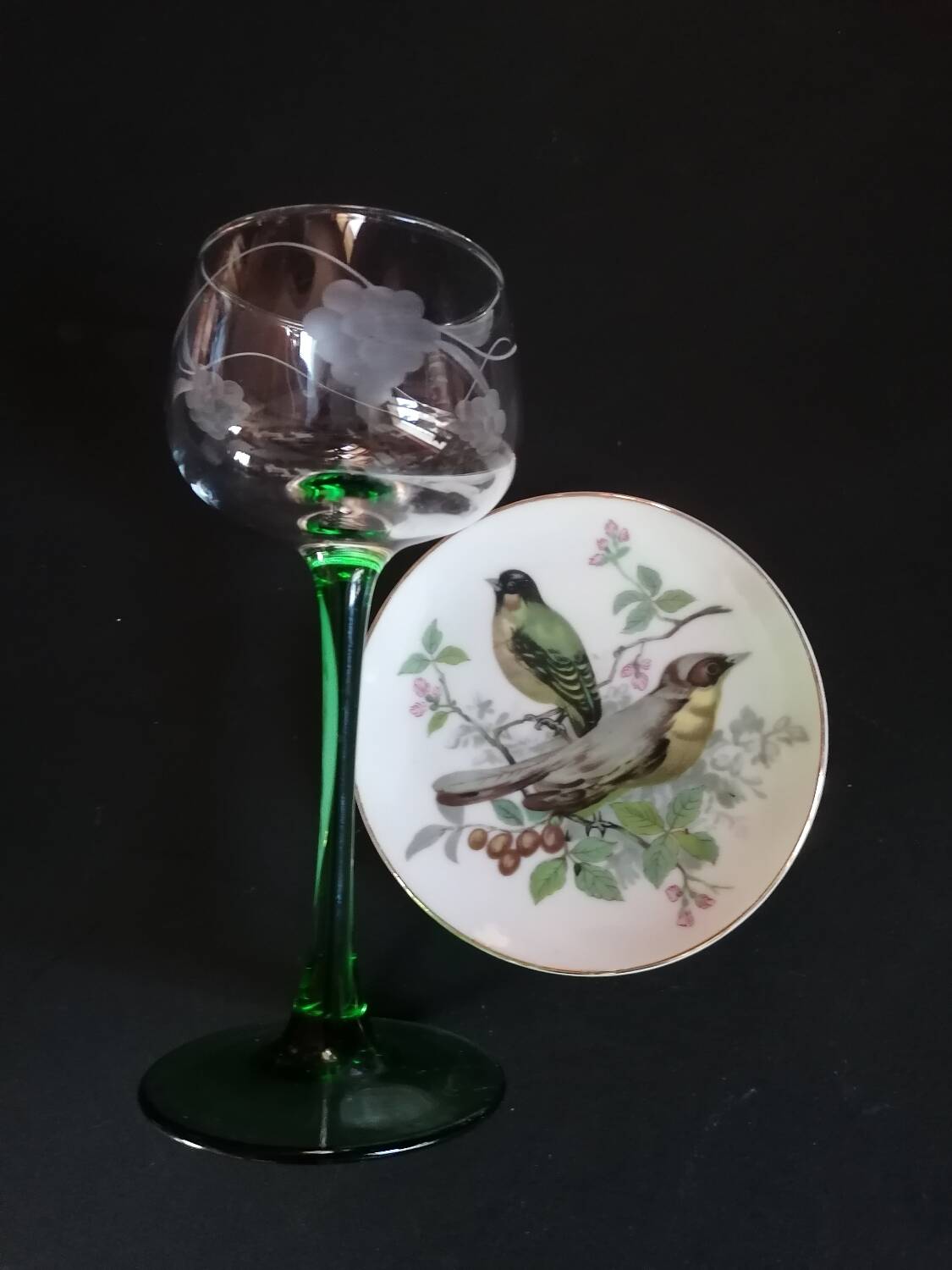 8 Alsace wine glasses with engraved green grape cluster decoration