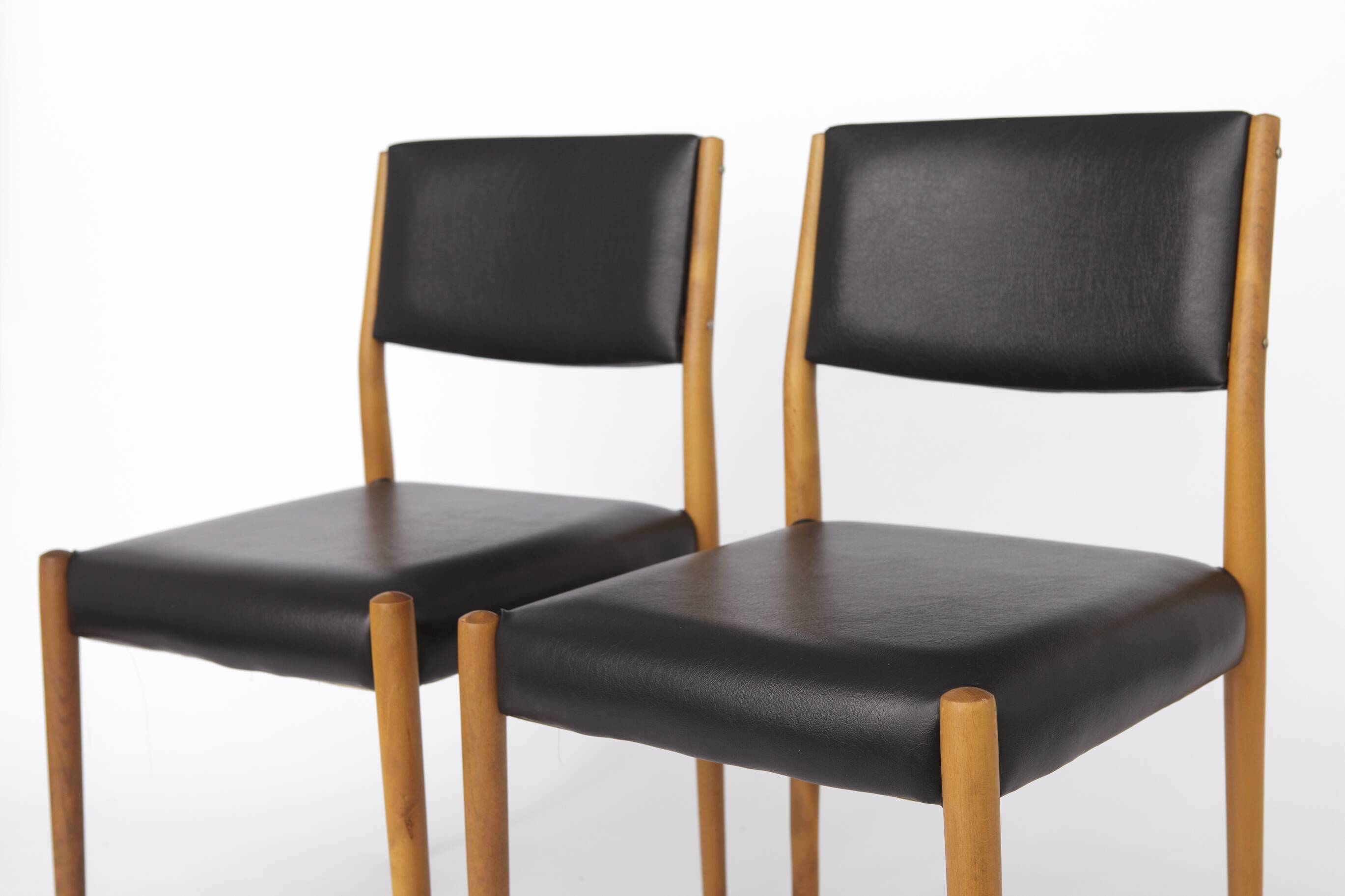 Set of 2 Vintage German Chairs, 1960s Beechwood, Black Faux Leather, VIntag