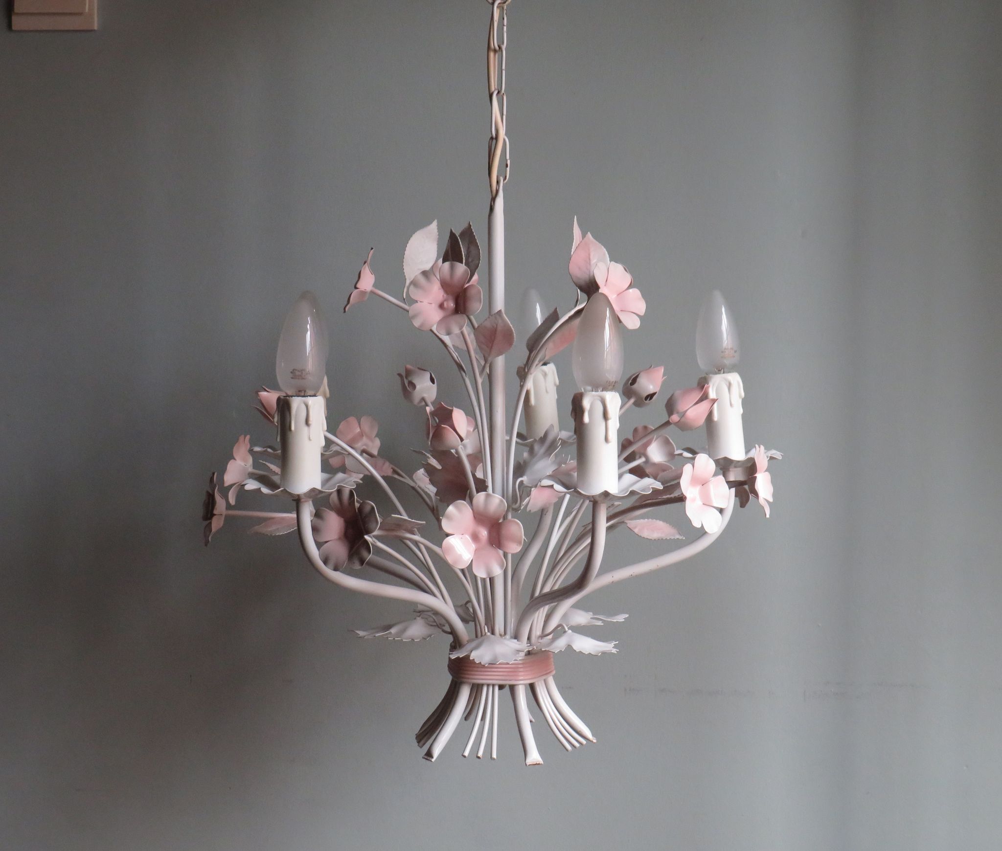 Vintage toleware chandelier with floral motifs, Italy from the 1960s.