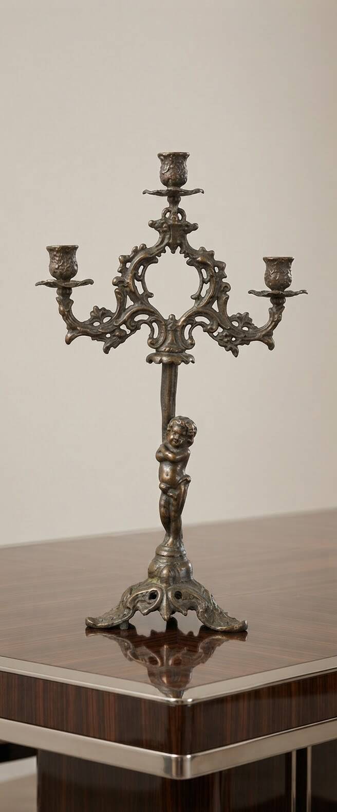 Ancien chandelier en bronze avec putto, XIXe s.