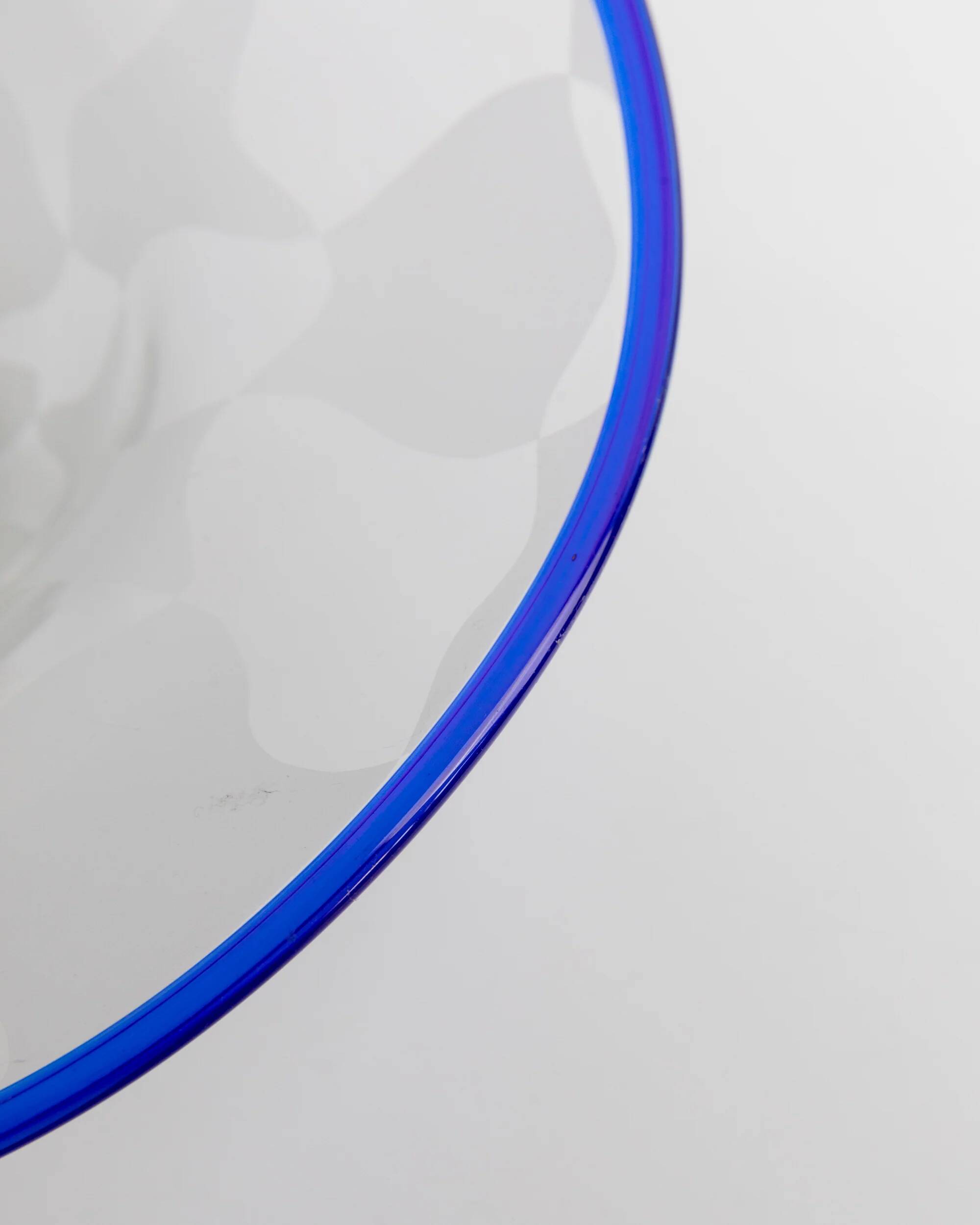 Bol en verre de Murano bleu avec motif à carreaux blancs et bord ondulé, signé RL'94