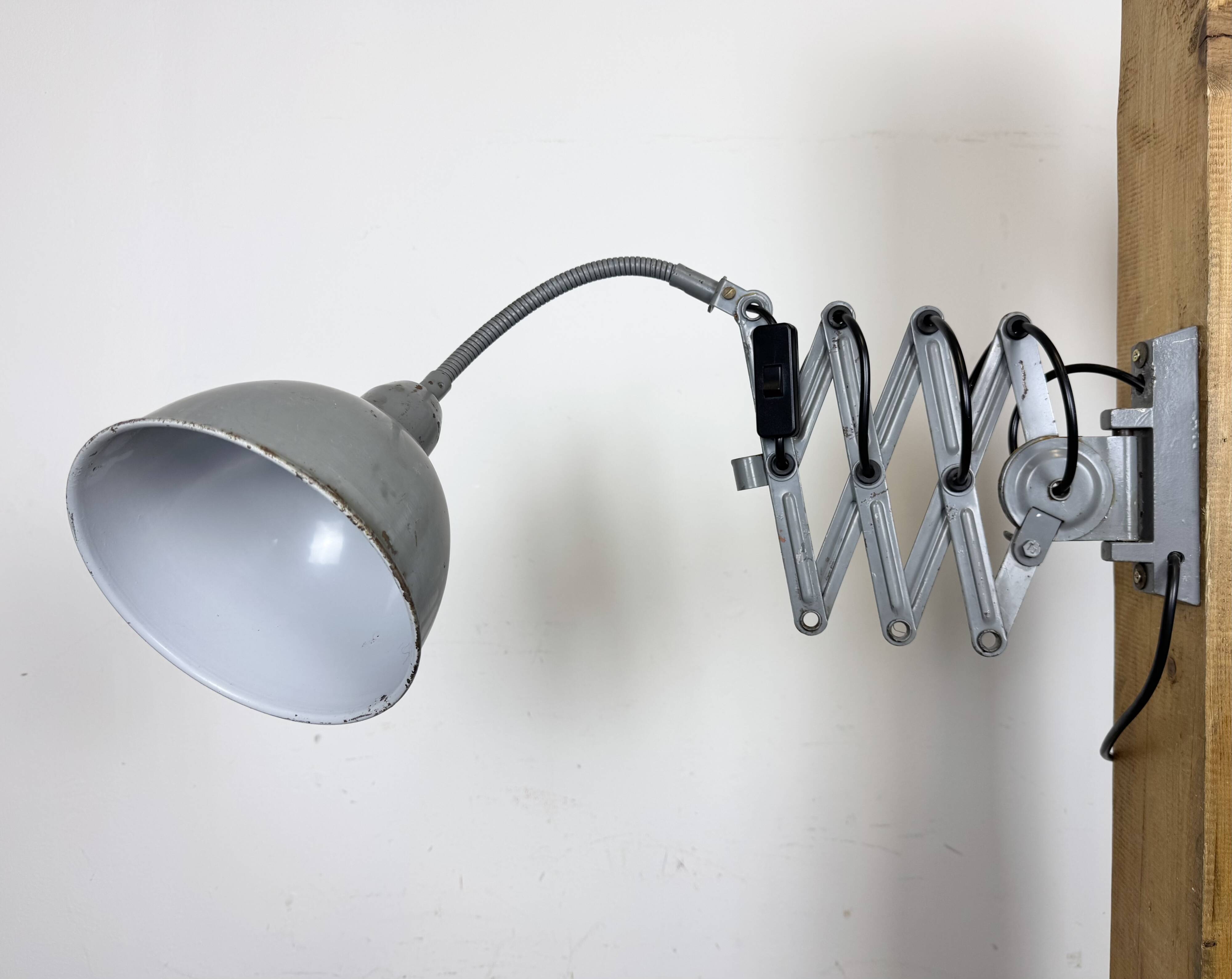 Applique murale industrielle grise en forme de ciseaux, Elektroinstala, années 1960