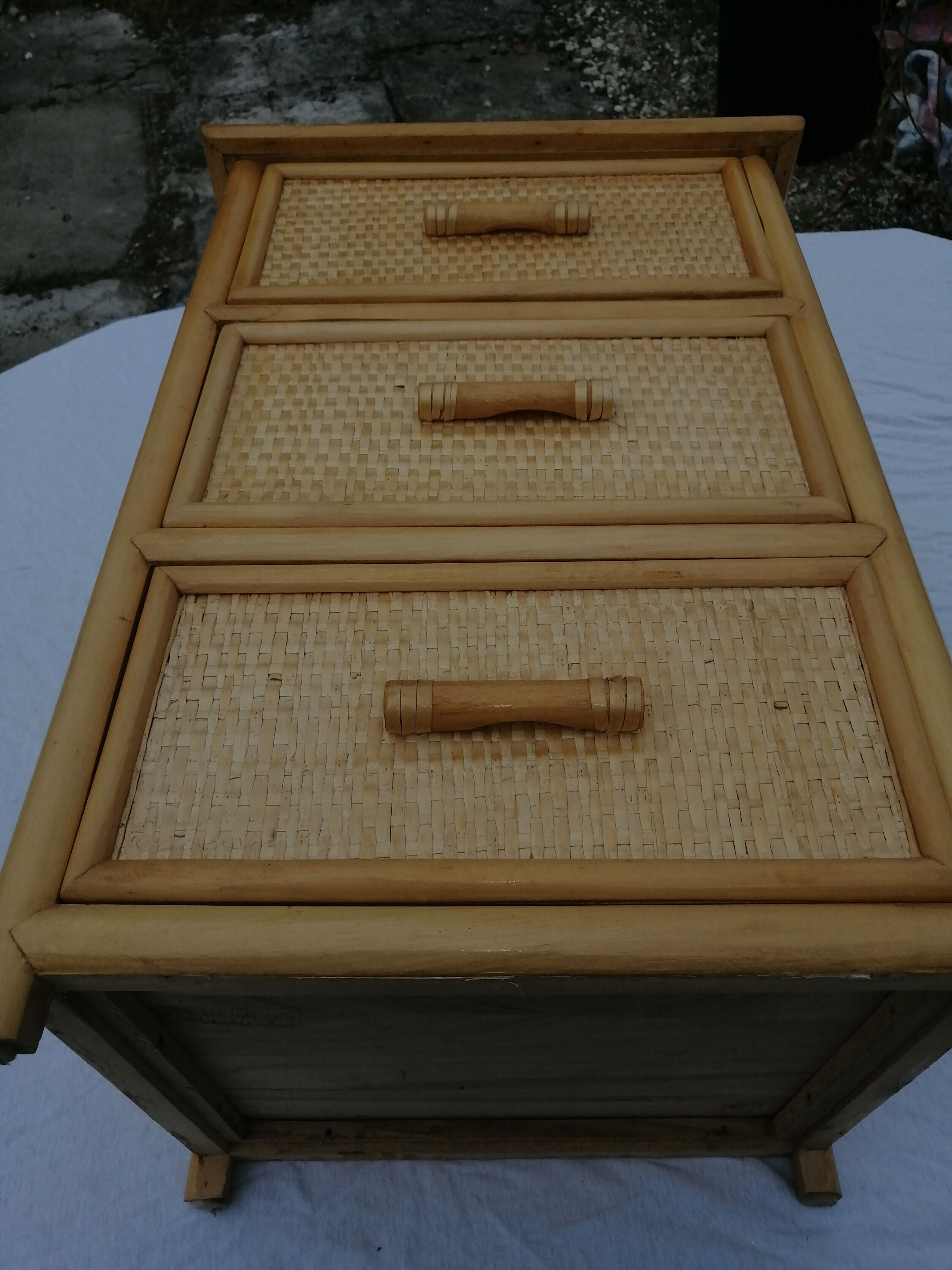 Commode en bois et osier