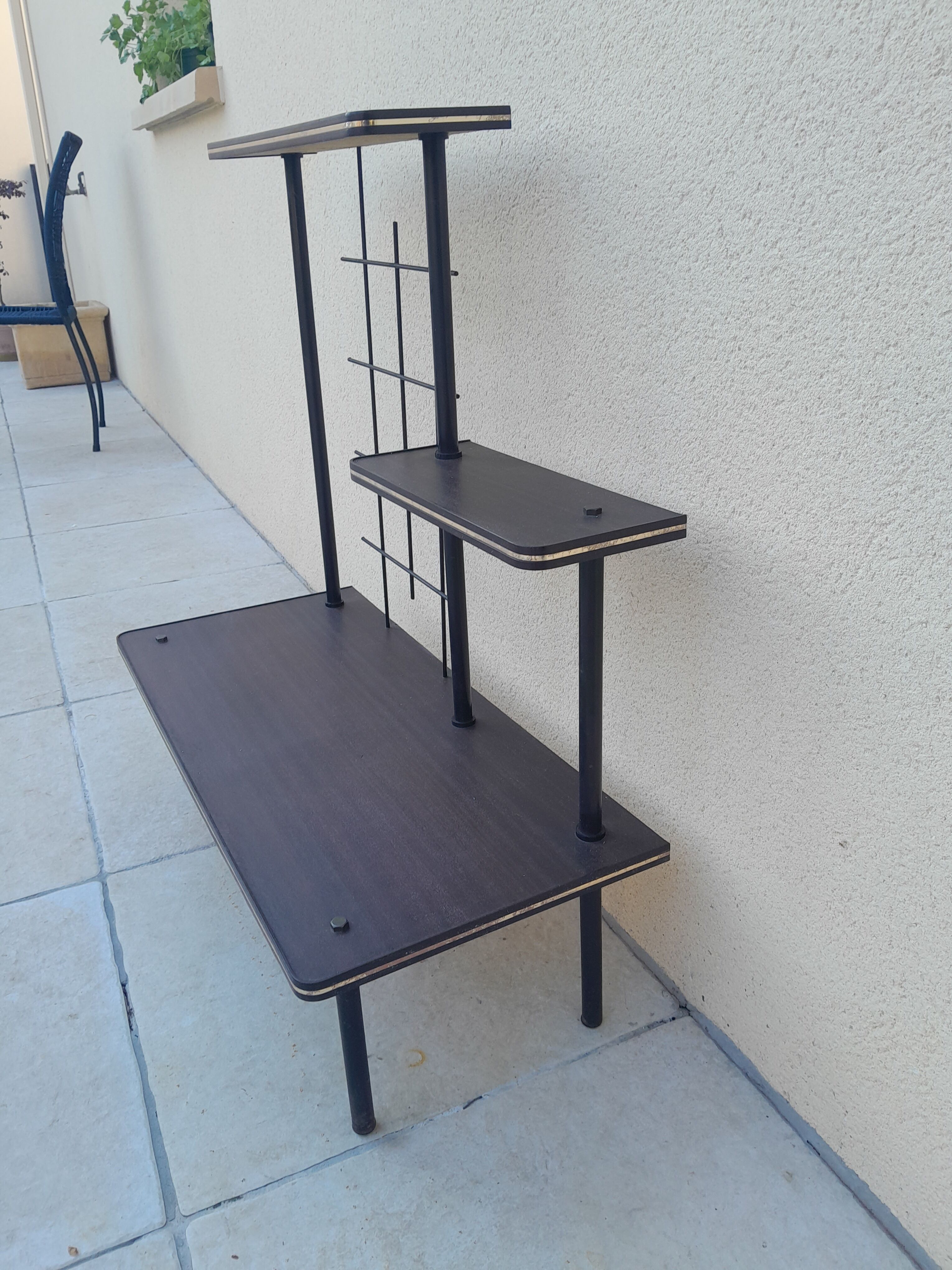Table shelf plant holder