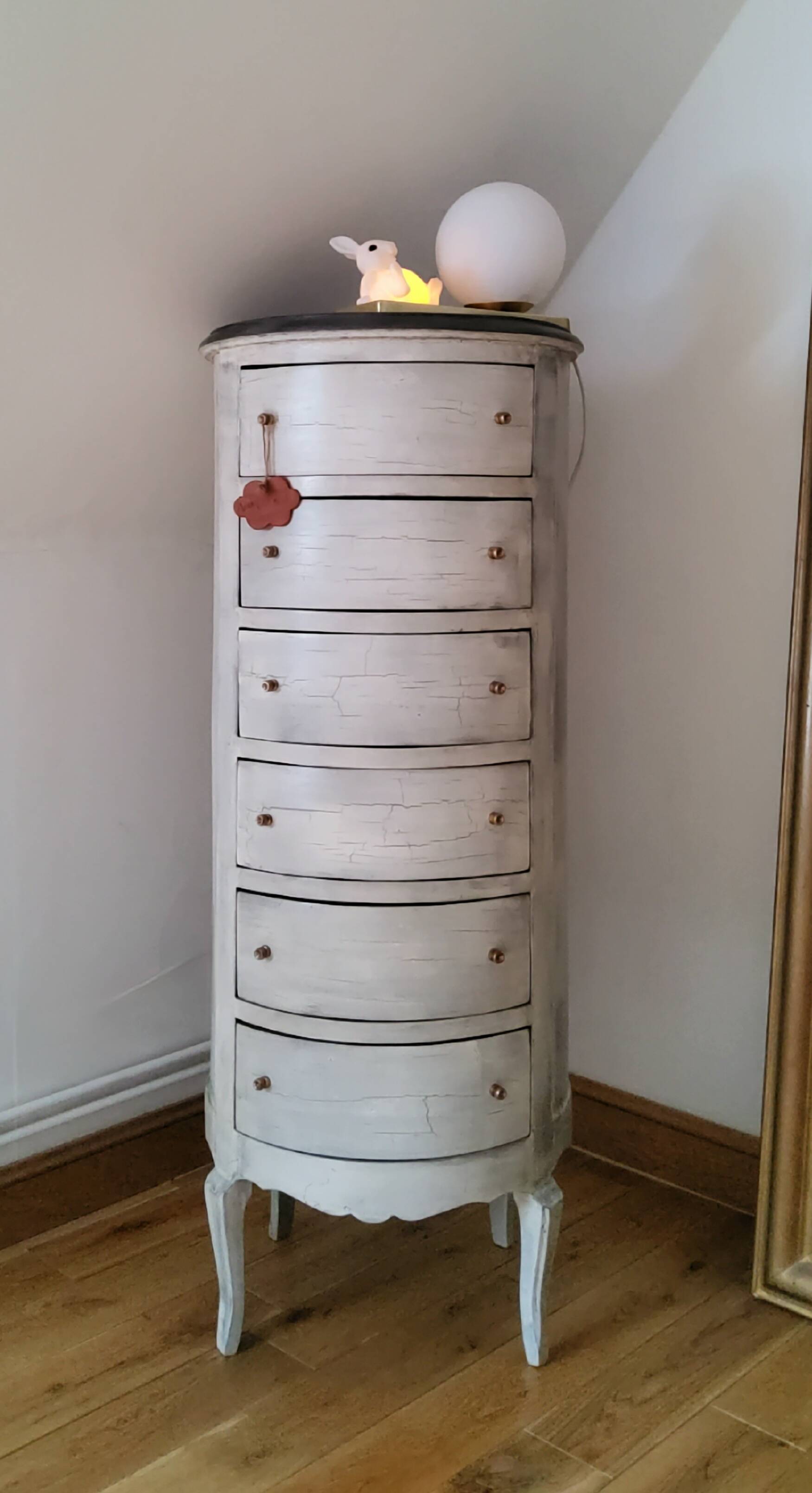 Weekly planner, cylindrical chest of drawers