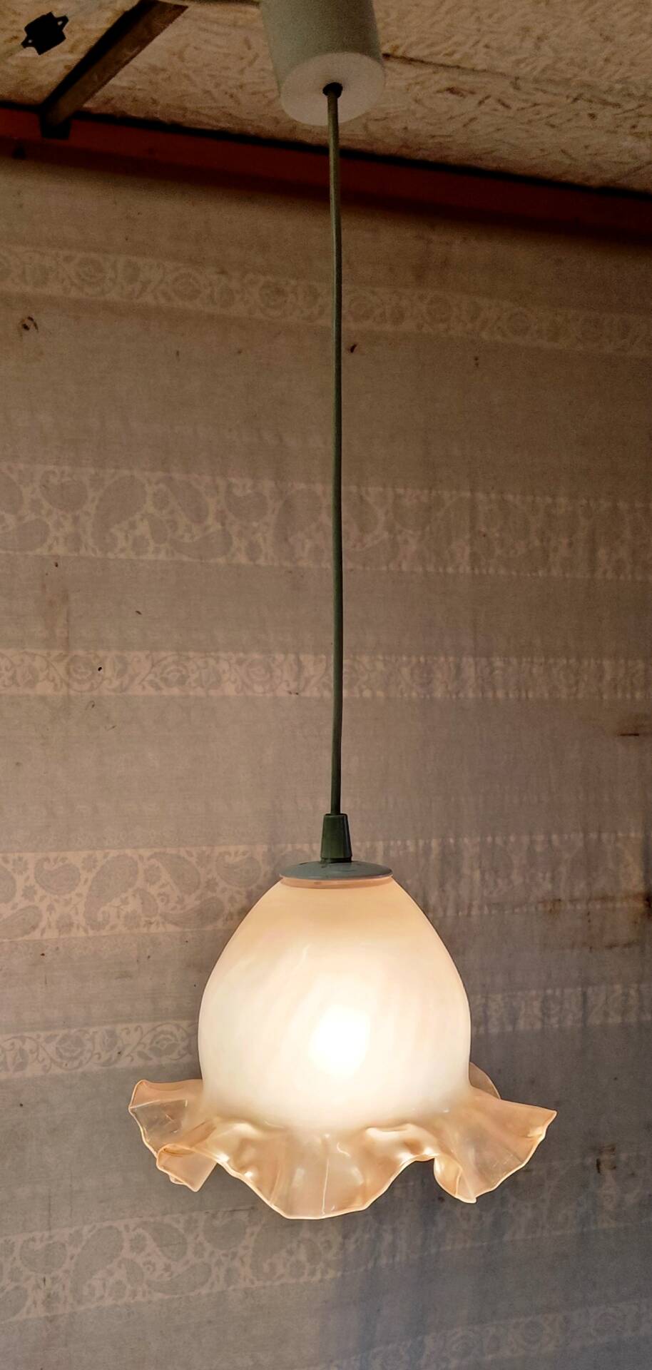 Suspension globe en verre juponné - mid. XXeme