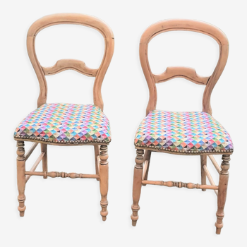 Paire de chaises de style Louis Philippe en noyer, retapissées à neuf