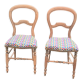 Paire de chaises de style Louis Philippe en noyer, retapissées à neuf