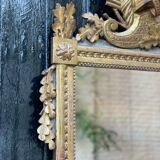Miroir Louis XVl en bois sculpté doré, XVIIIème siècle