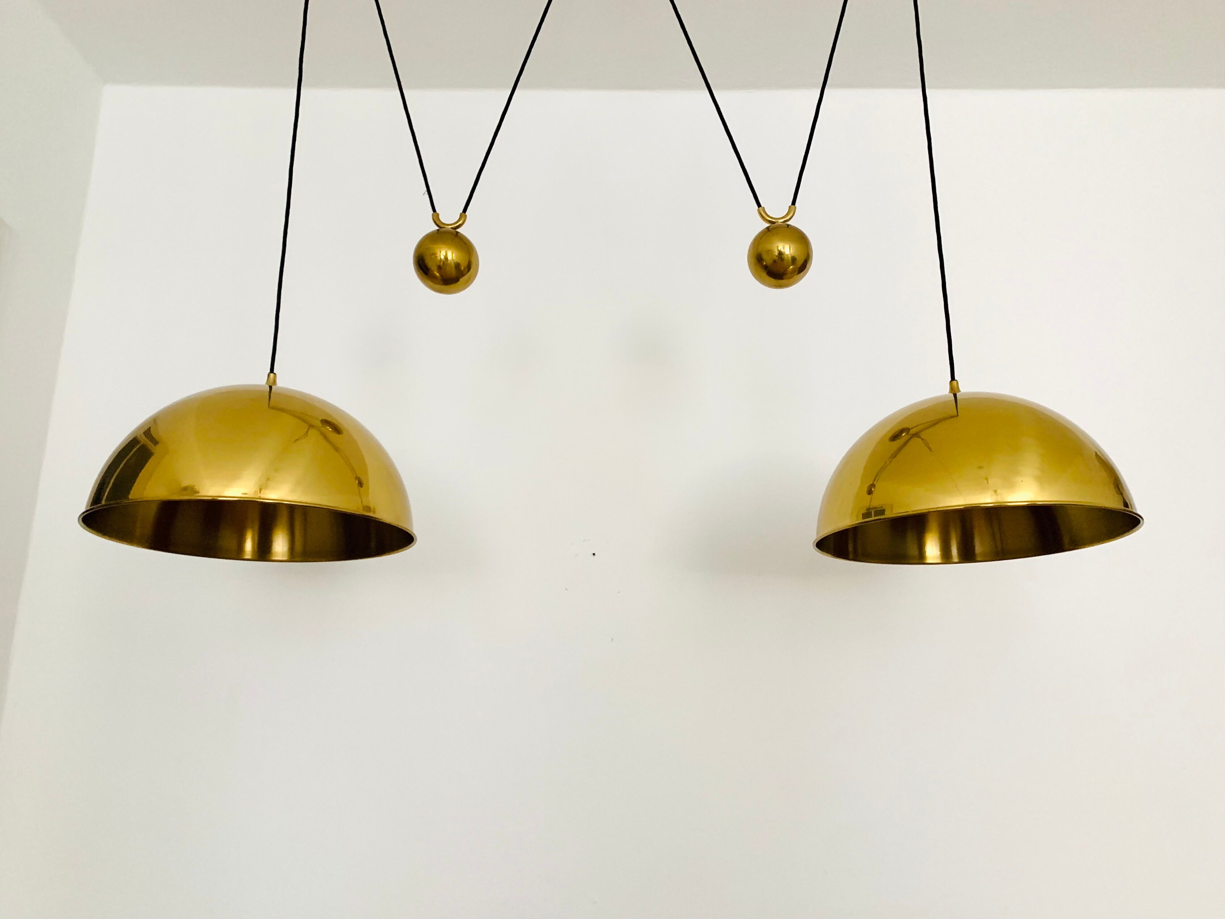 Lampe suspendue en laiton Posa44 double réglable par Florian Schulz