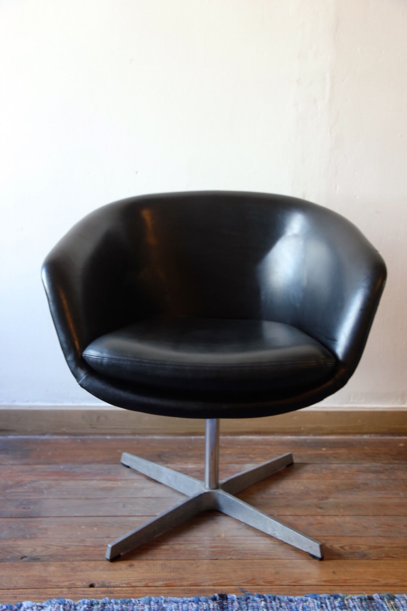 Pair of Pierre Paulin leather armchairs for Artifort 60s