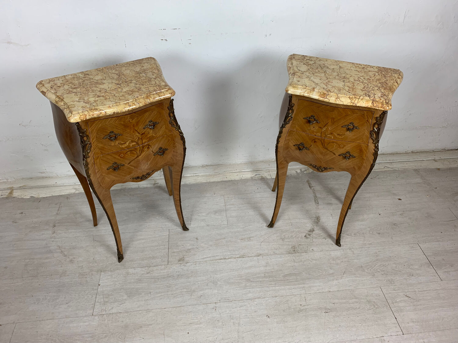 Paire de chevets marqueté