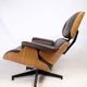 Fauteuil lounge Charles Eames en cuir marron et noyer clair