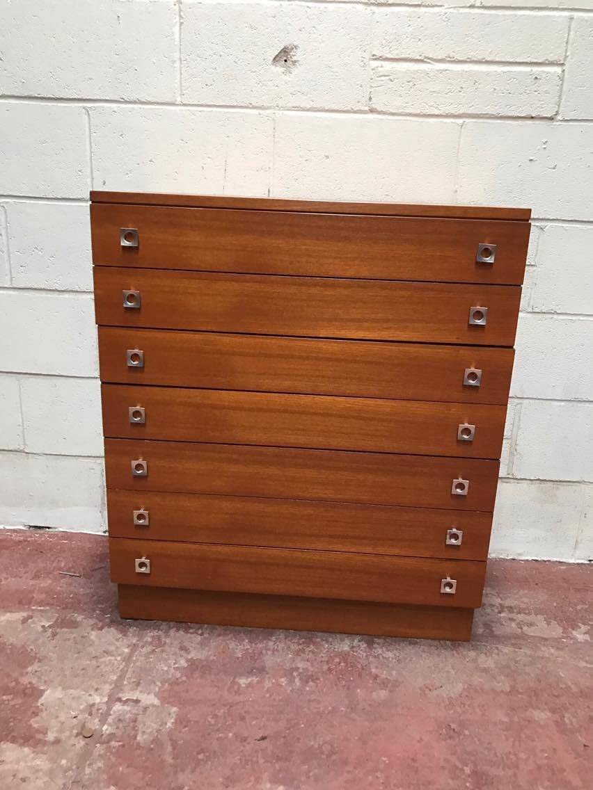 Brown teak Mid-Century chest of drawers with 7 drawers from the 1960s, sleek lines, discreet base.