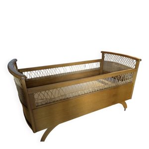 Lit bébé en rotin vintage