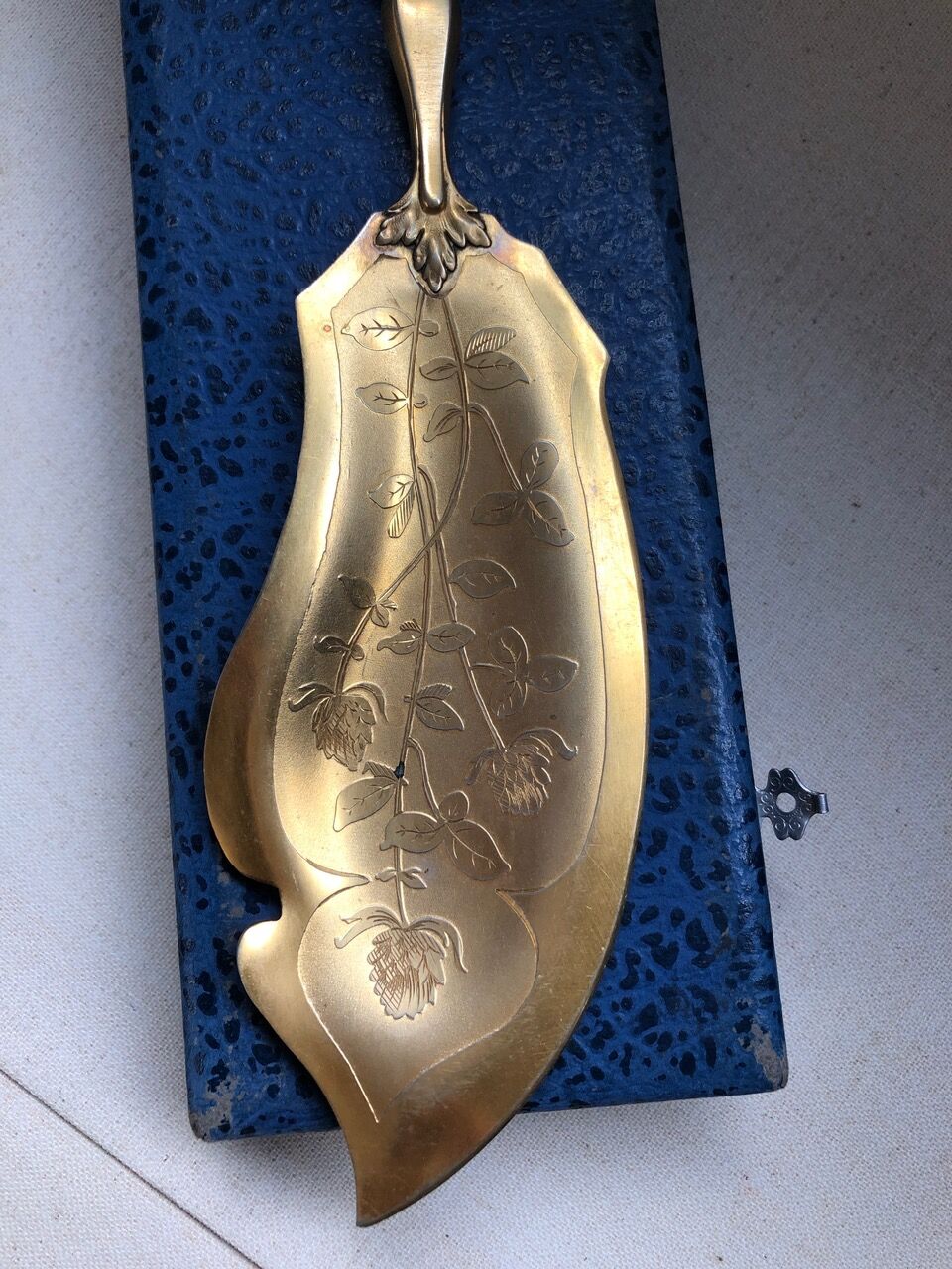 Filled silver cake shovel