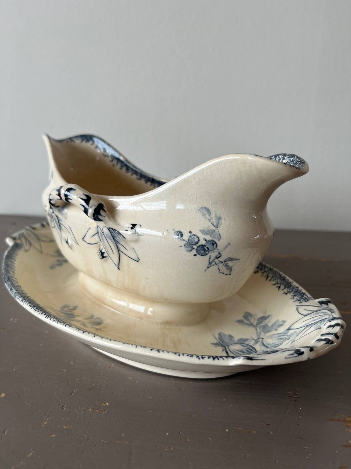Sauce boat U & Cie Sarreguemines model “currants”