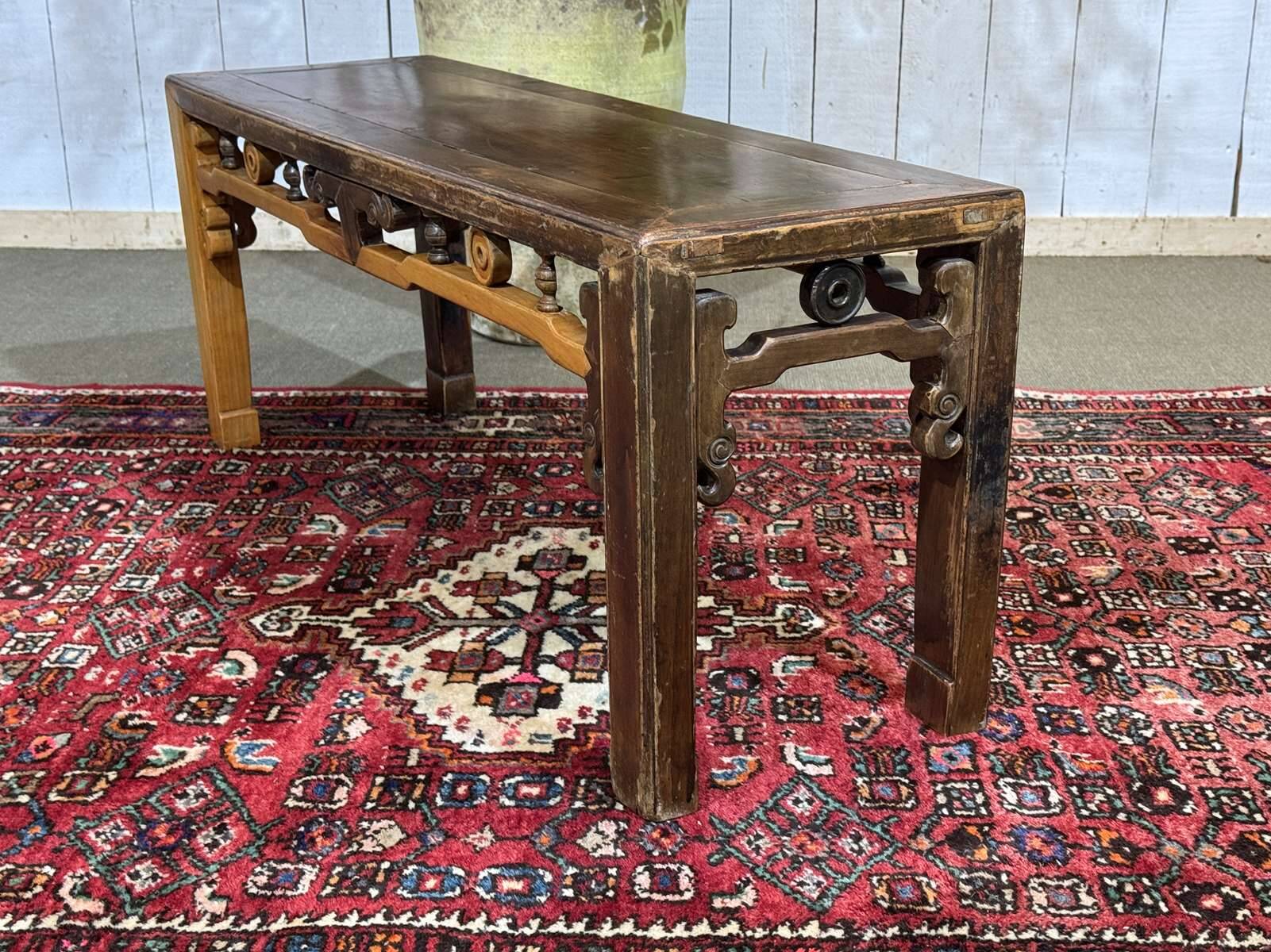 Table basse chinoise en teck et orme des années 80