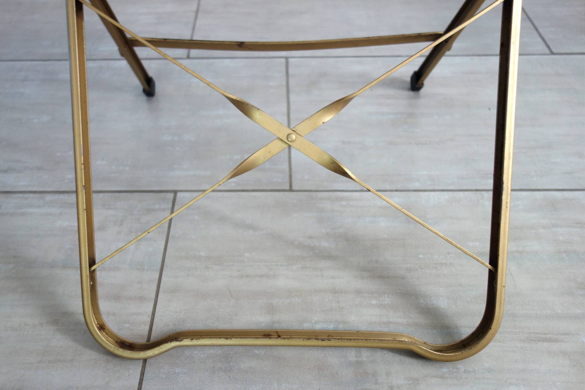 2 golden metal chairs with faux leather in the 60s/70s Opera style.