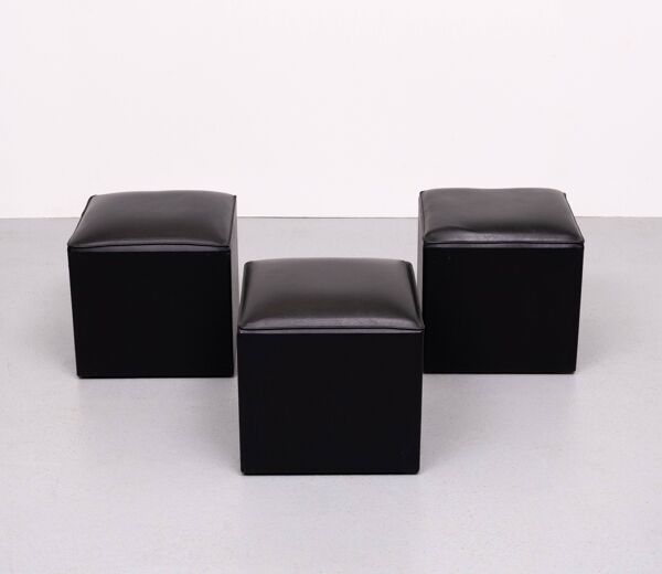 Ensemble de 3 poufs cubes en similicuir noir, années 1960, Hollande