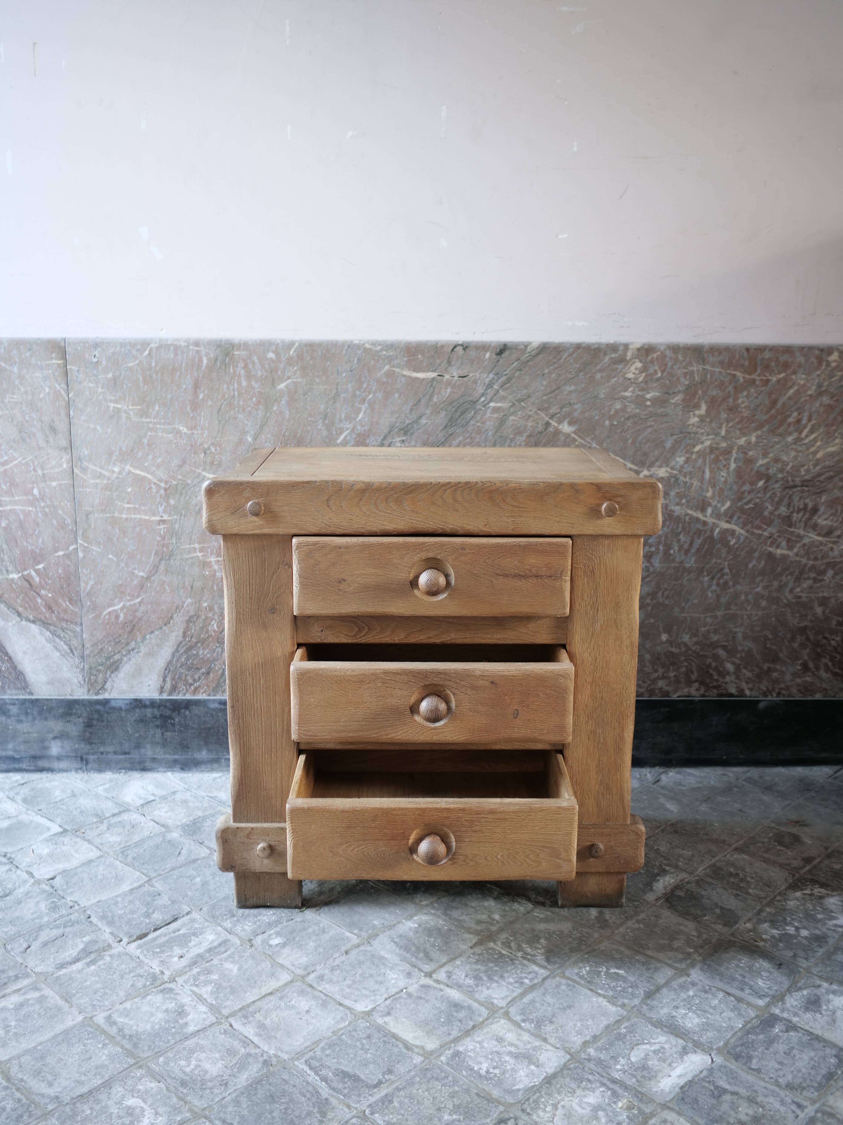commode à tiroir brutaliste en chêne massif