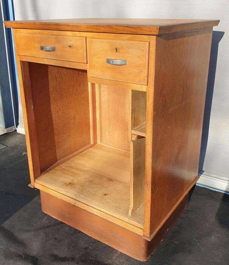 1950's store checkout counter with Bakelite mint