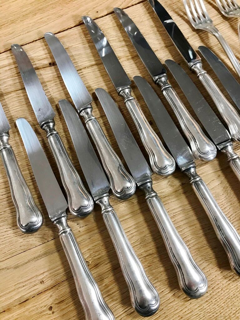 Set of 12 forks and knives in silver metal