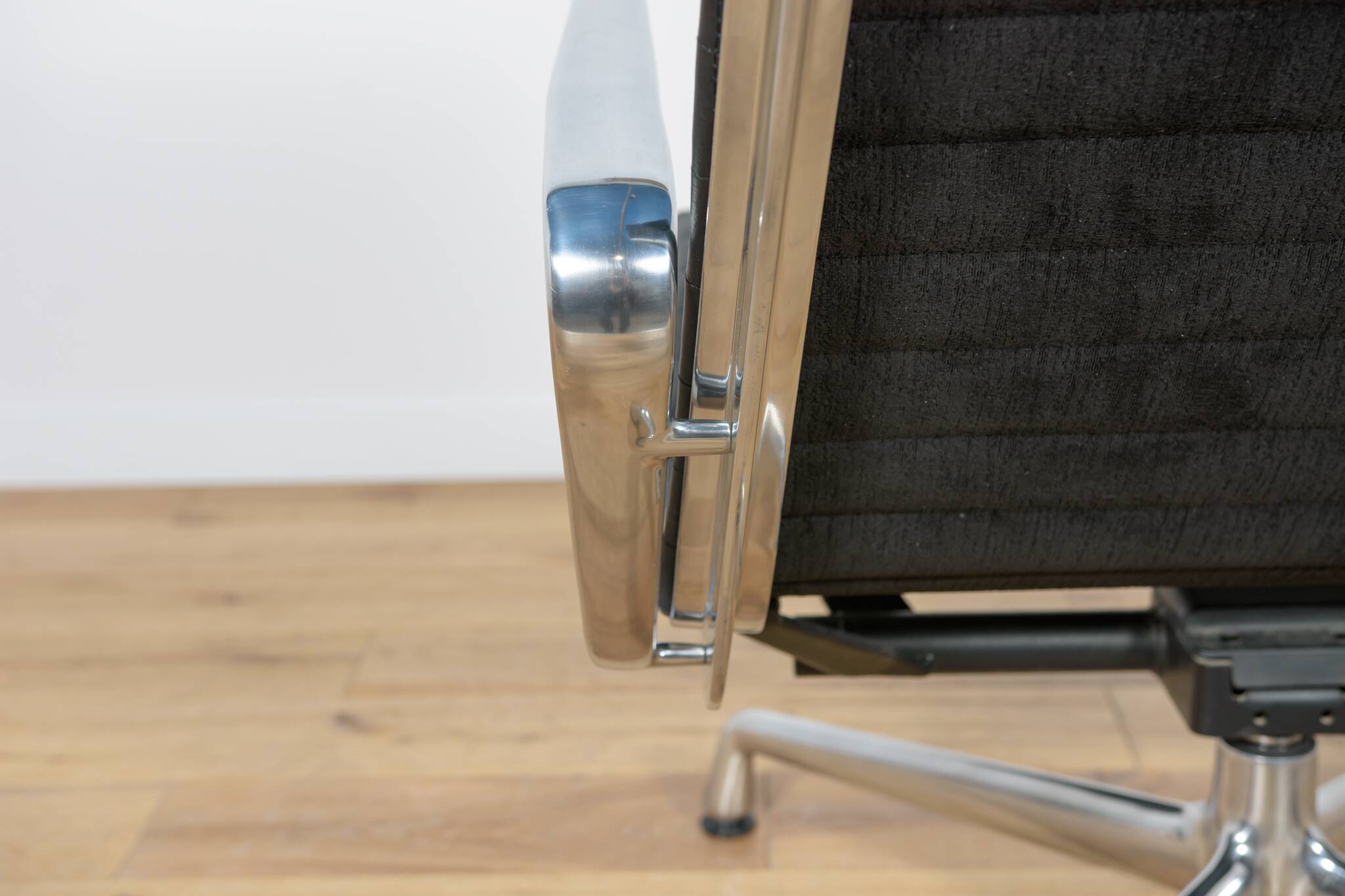 Eames Alu Group EA124 & EA125 Lounge Chair & Ottoman by Charles & Ray Eames for Vitra, 1980s.