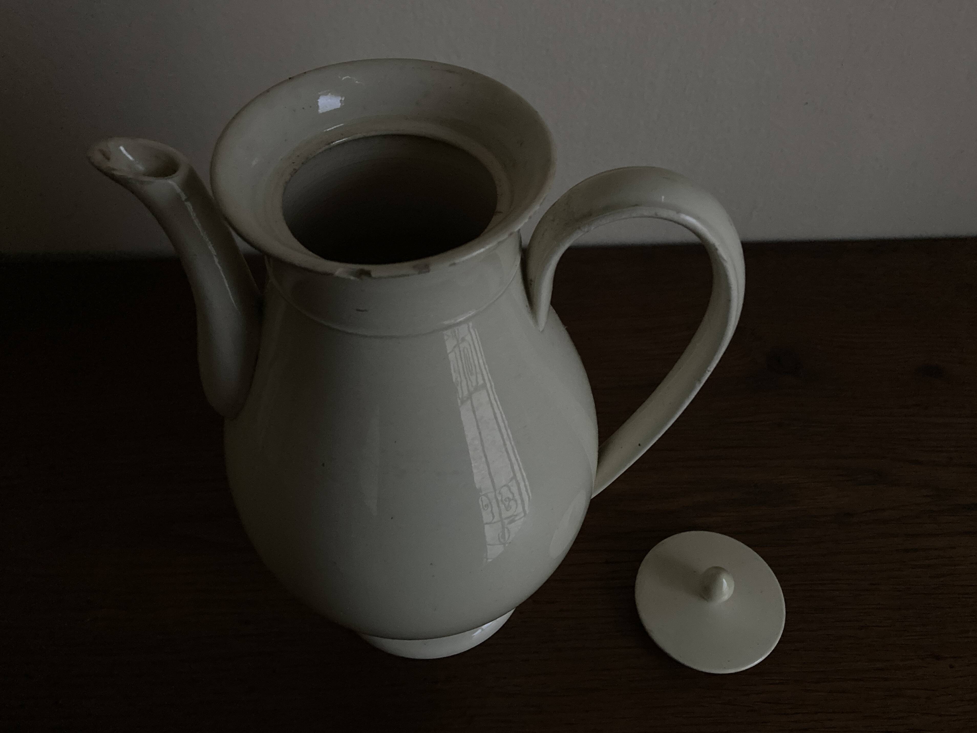 Creil and Montereau neo-classical Directoire coffee pot in fine earthenware circa 1800