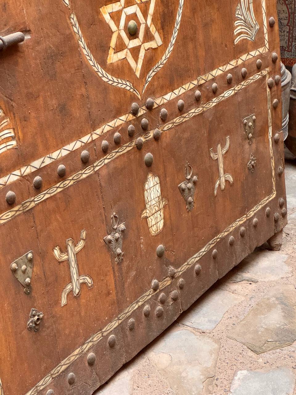 Patrimoine berbère : porte antique ornée d'os de chameau