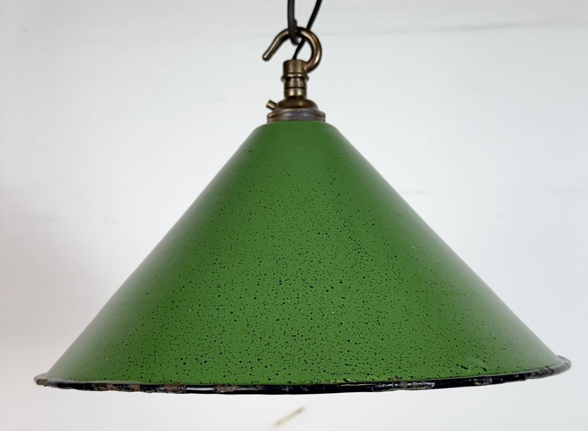 Suspension industrielle en tôle émaillée verte, années 1950