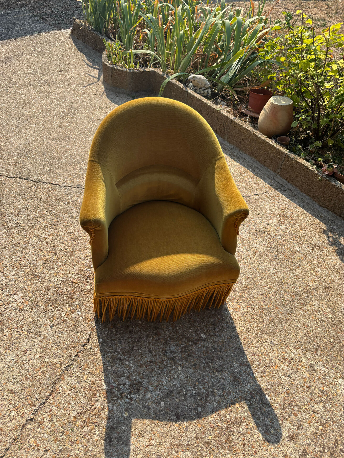 Fauteuil Crapaud Vintage en Velours Moutarde à franges