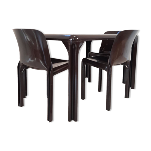 Table avec trois chaises design Vico Magistretti pour artemide dans les années 70, Stadio 120, Selene