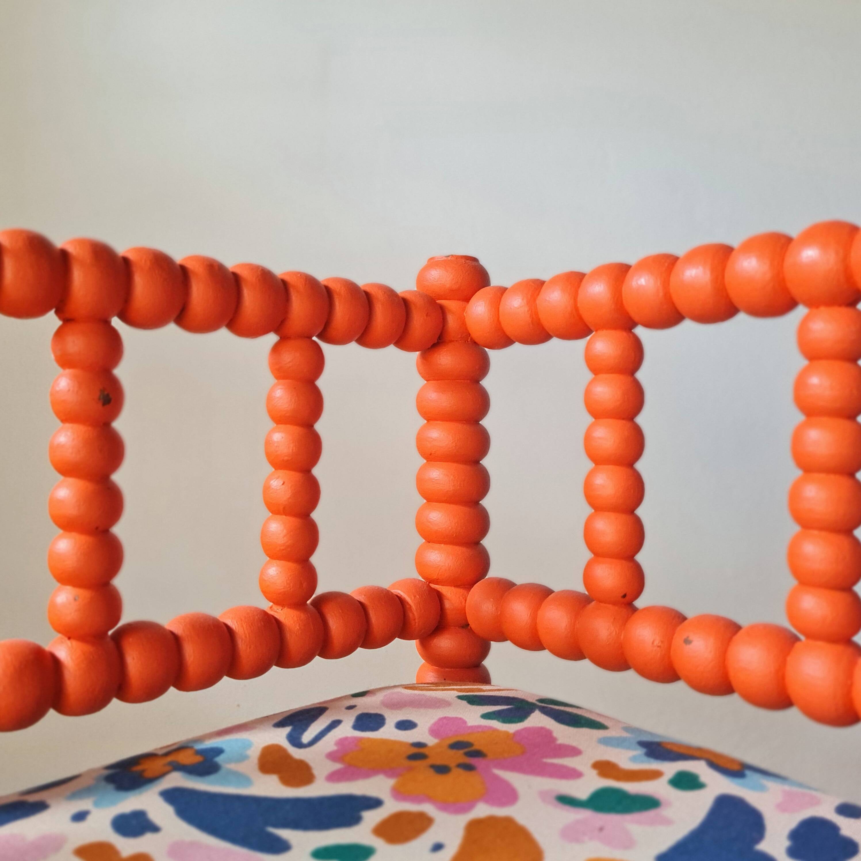 Chaise d'angle "Bobbin" revisitée – Orange Vitaminé & Floral Arty