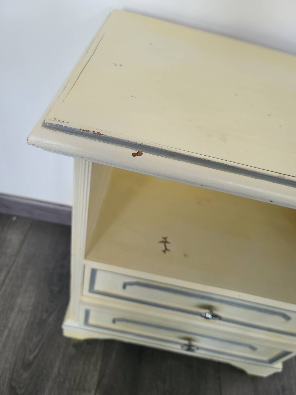 Table de chevet en bois beige, 2 tiroirs