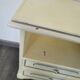 Table de chevet en bois beige, 2 tiroirs
