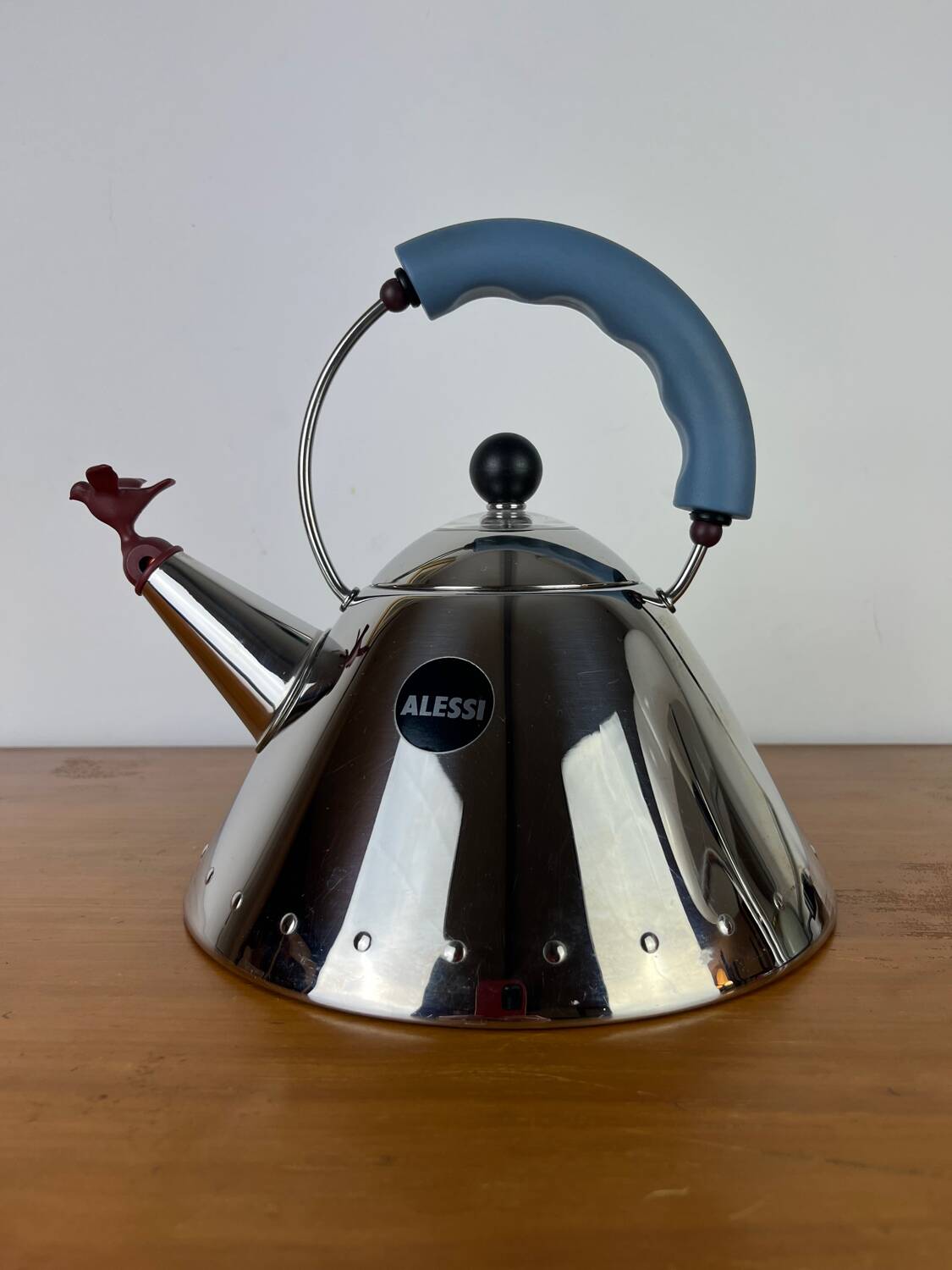 Alessi 9093 kettle by Michel Graves