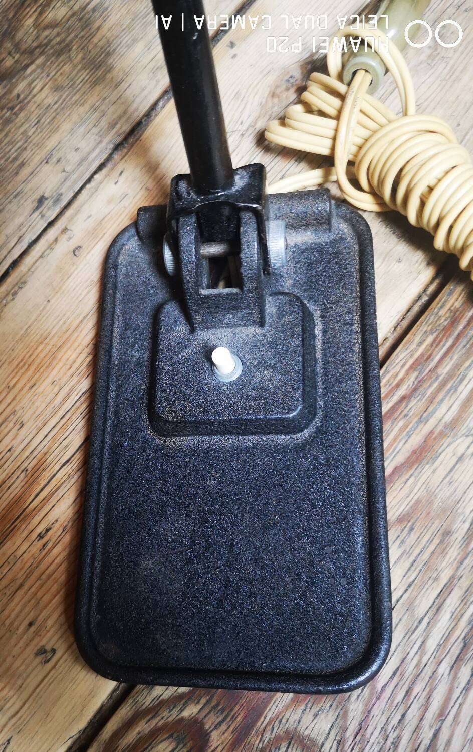 Lampe moderniste en tôle laquée noir