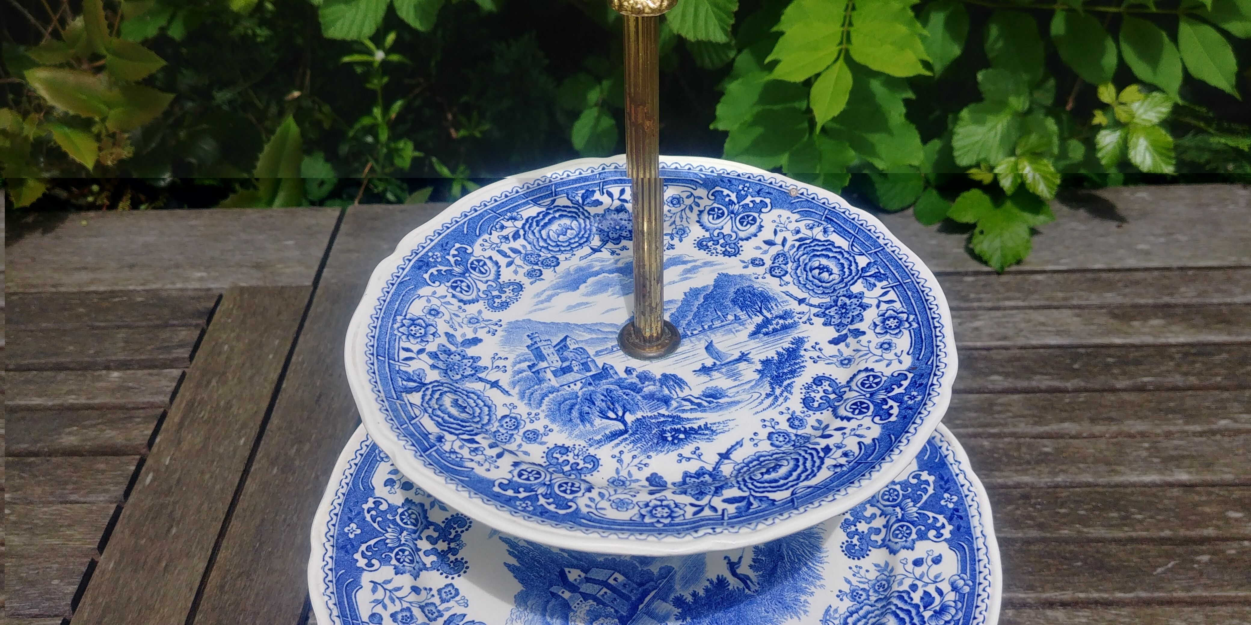 Servant dish with 3 floors in porcelain from Villeroy & Boch model Burgenland blue