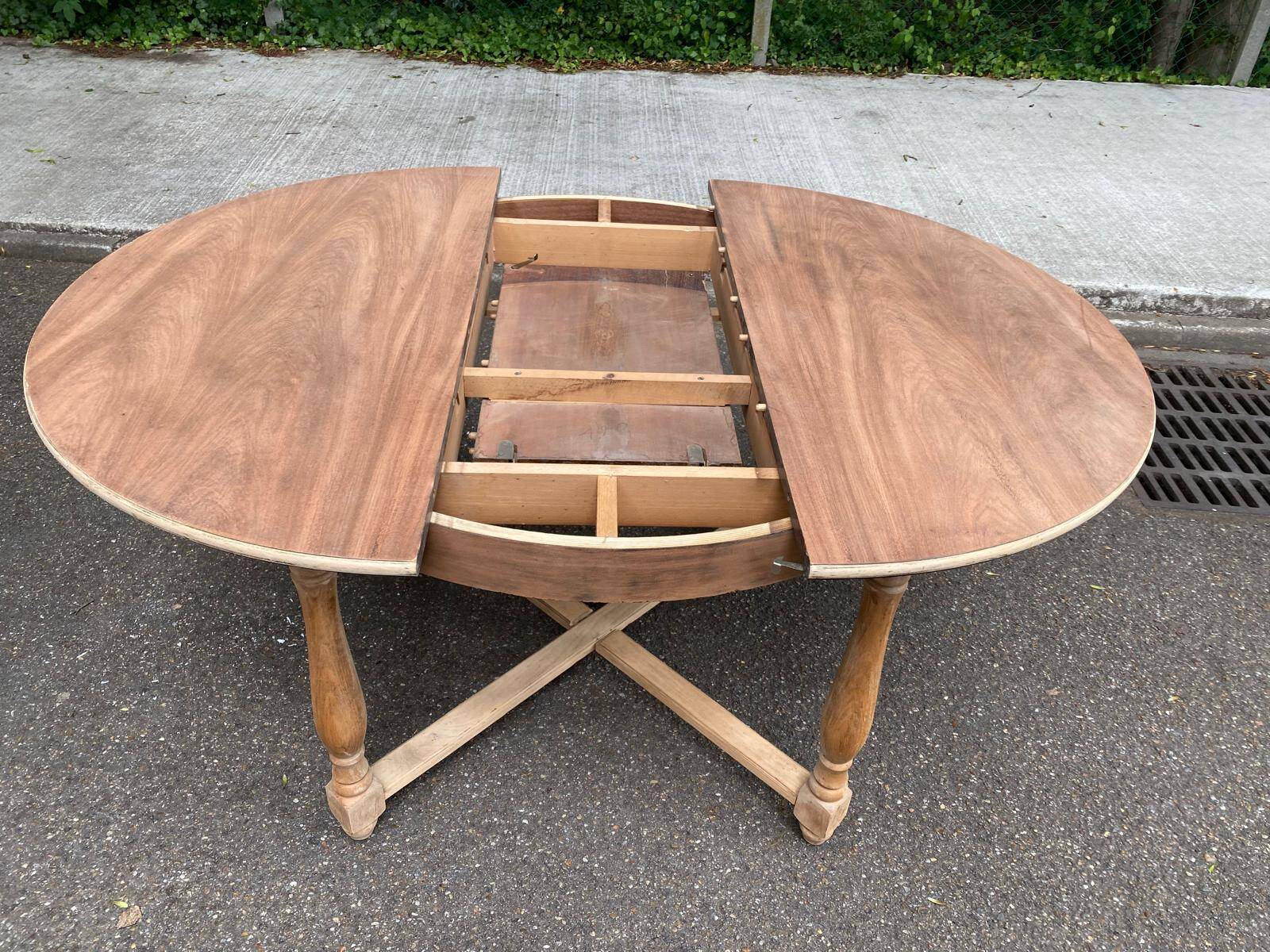Renovated round extendable farmhouse dining table made of solid wood, 115cm.
