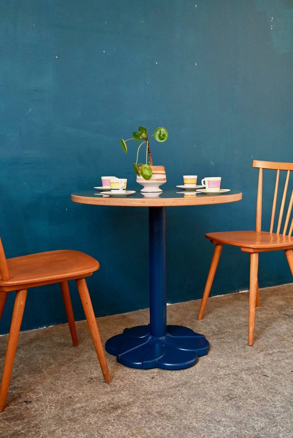 Round bistro table with tulip base in Art Deco style from the 1990s.